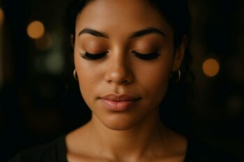 On vous a menti : les extensions de cils ne rendent pas le regard « faux » — c’est la pose qui le fait